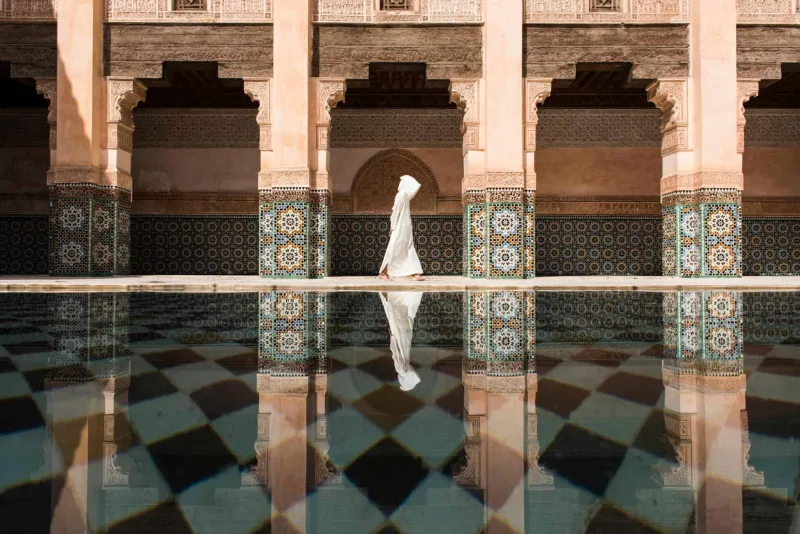 Moroccan Architecture โ Traditional Riads and Courtyards Beautiful Moroccan riad with intricate geometric patterns and colorful tiles